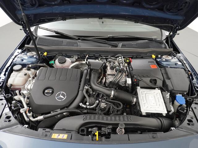 Mercedes-Benz A-KLASSE 250e AMG // Panoramadak // Memory // Trekhaak // Keyless // Carplay // Sfeerverlichting // MultiBeam LED // Night Pakket // Augmented Reality