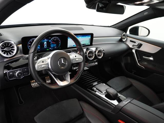 Mercedes-Benz A-KLASSE 250e AMG // Panoramadak // Memory // Trekhaak // Keyless // Carplay // Sfeerverlichting // MultiBeam LED // Night Pakket // Augmented Reality