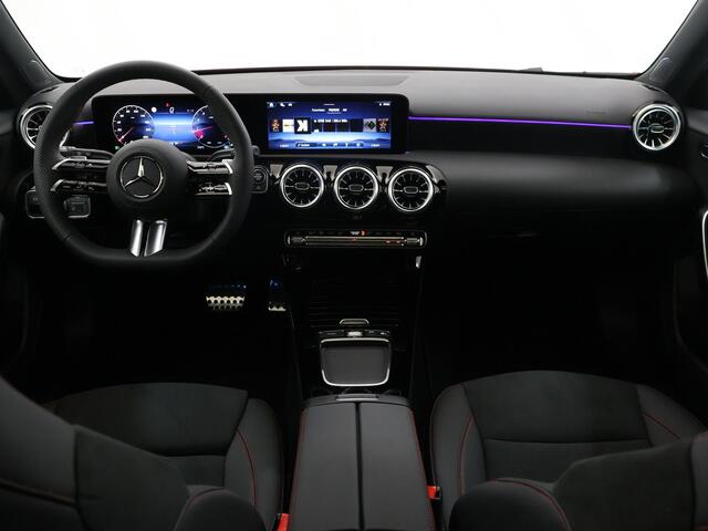 Mercedes-Benz A-KLASSE 180 Business Solution AMG Night pakket | 19 inch velgen | Panoramadak | Keyless entry