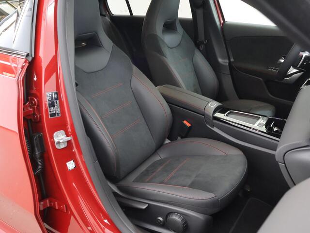 Mercedes-Benz A-KLASSE 180 Business Solution AMG Night pakket | 19 inch velgen | Panoramadak | Keyless entry