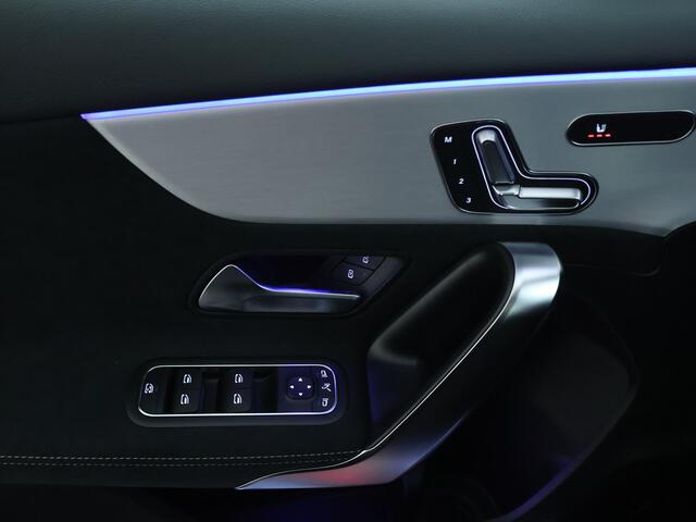 Mercedes-Benz A-KLASSE 180 Business Solution AMG | Nightpakket | Parkeerpakket met 360°-camera | Premium Plus pakket | Dodehoekassistent | Head-up display | Extra USB-poorten | Verwarmde stoelen vooraan | Spiegelpakket |