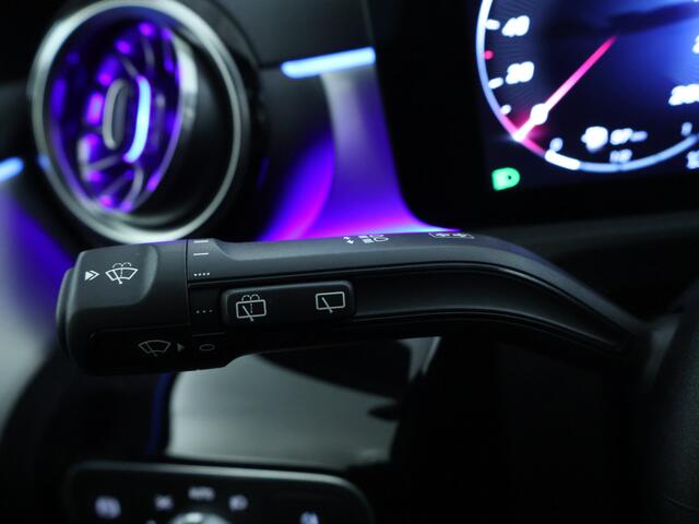 Mercedes-Benz A-KLASSE 180 Business Solution AMG | Nightpakket | Parkeerpakket met 360°-camera | Premium Plus pakket | Dodehoekassistent | Head-up display | Extra USB-poorten | Verwarmde stoelen vooraan | Spiegelpakket |