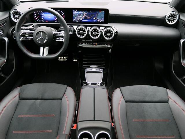 Mercedes-Benz A-KLASSE 180 Star Edition AMG Line AMG Line | Panorama Schuif-Kanteldak | 19 Inch AMG velgen | Memory Voorstoelen. Inclusief 24 maanden MB Certified garantie voor Europa.