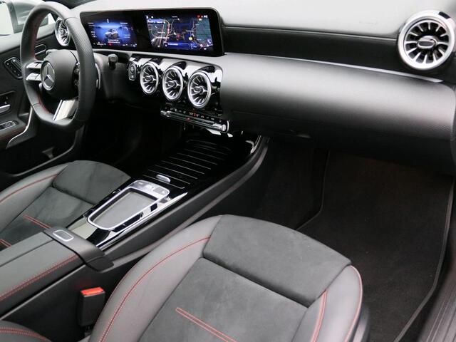 Mercedes-Benz A-KLASSE 180 Star Edition AMG Line AMG Line | Panorama Schuif-Kanteldak | 19 Inch AMG velgen | Memory Voorstoelen. Inclusief 24 maanden MB Certified garantie voor Europa.