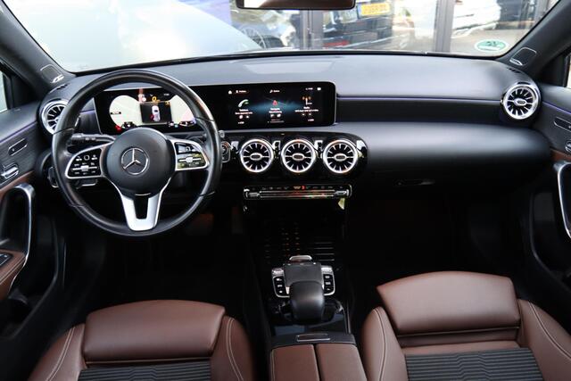 Mercedes-Benz A-KLASSE 180 PREMIUM AUT. | BURMESTER | WIDESCREEN | TREKHAAK | LED | AMBIENT | MEMORY | KEY-LESS |