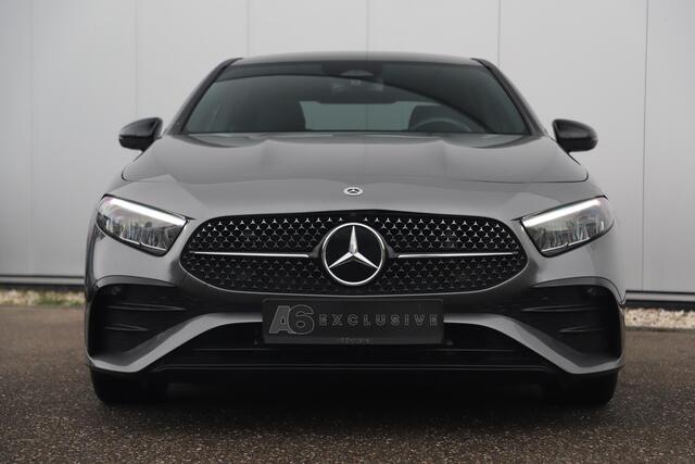 Mercedes-Benz A-KLASSE 180 AMG Line Night Pakket Automaat Panoramadak 19 inch Keyless Sfeerverlichting Burmester Carplay Navigatie Camera Half Leder Stoelverwarming NAP! Dealer onderhouden!