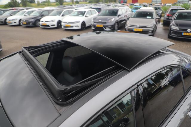 Mercedes-Benz A-KLASSE 180 AMG Line Night Pakket Automaat Panoramadak 19 inch Keyless Sfeerverlichting Burmester Carplay Navigatie Camera Half Leder Stoelverwarming NAP! Dealer onderhouden!