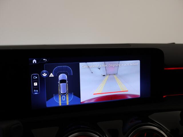 Mercedes-Benz A-KLASSE 180 Star Edition AMG Line | Nightpakket | Dodehoekassistent | Parkeerpakket met achteruitrijcamera | KEYLESS GO | Extra USB-poorten | Sfeerverlichting | Verwarmde stoelen vooraan | Spiegelpakket |