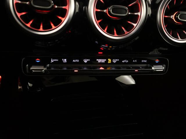 Mercedes-Benz A-KLASSE 180 Star Edition AMG Line | Nightpakket | Dodehoekassistent | Parkeerpakket met achteruitrijcamera | KEYLESS GO | Extra USB-poorten | Sfeerverlichting | Verwarmde stoelen vooraan | Spiegelpakket |