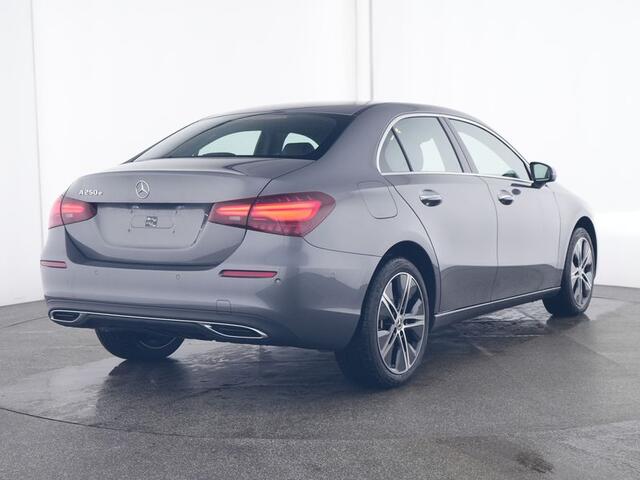 Mercedes-Benz A-KLASSE 250 e Sedan Plug-In Hybride Face Lift | Progressive Line Advanced Plus | 18 Inch Velgen | Dodehoek Assist | Stuur en Stoelverwarming | Inclusief 48 maanden MB Certified garantie voor Europa.