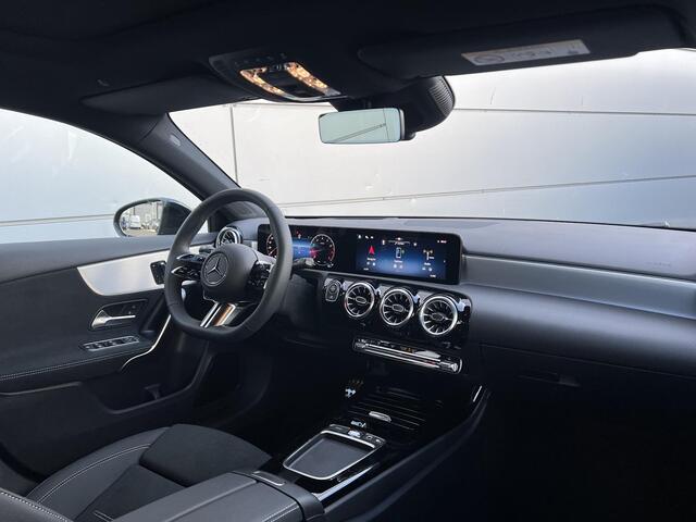Mercedes-Benz A-KLASSE 180 Business Solution AMG | AMG Plus Pakket | Night Pakket | Panoramadak | Elektrisch Verstelbare Stoelen + Memory | 360° Camera | Head-up Display | Dodehoekassistent | Advanced Sound System | Stoelverwarming | Apple CarPlay | Android Auto
