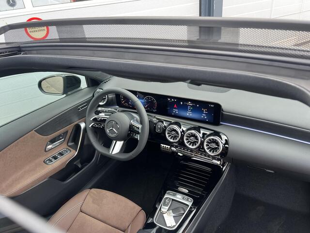 Mercedes-Benz A-KLASSE 180 Star Edition AMG LIMITED | Bruin Interieur | Night Pakket | Panoramadak | MULTIBEAM LED Koplampen | Apple CarPlay | Android Auto | Sierdelen Lindehout Zwart | Sfeerverlichting | Stoelverwarming | Achteruitrijcamera