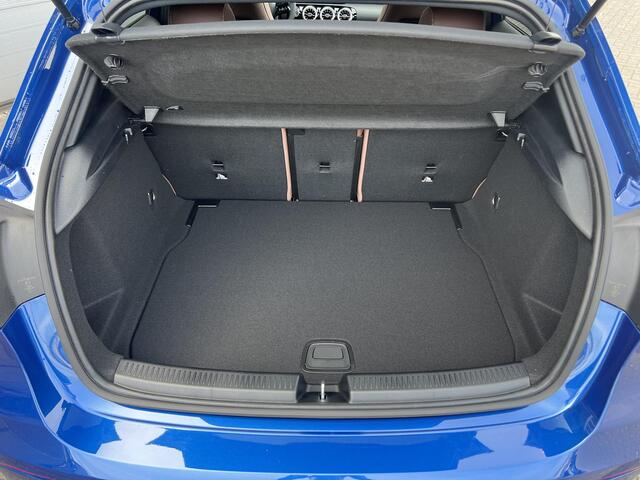 Mercedes-Benz A-KLASSE 180 Star Edition AMG LIMITED | Bruin Interieur | Night Pakket | Panoramadak | MULTIBEAM LED Koplampen | Apple CarPlay | Android Auto | Sierdelen Lindehout Zwart | Sfeerverlichting | Stoelverwarming | Achteruitrijcamera