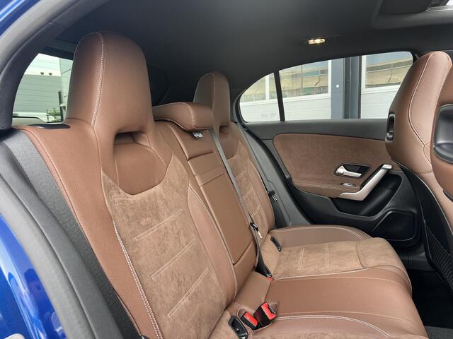 Mercedes-Benz A-KLASSE 180 Star Edition AMG LIMITED | Bruin Interieur | Night Pakket | Panoramadak | MULTIBEAM LED Koplampen | Apple CarPlay | Android Auto | Sierdelen Lindehout Zwart | Sfeerverlichting | Stoelverwarming | Achteruitrijcamera