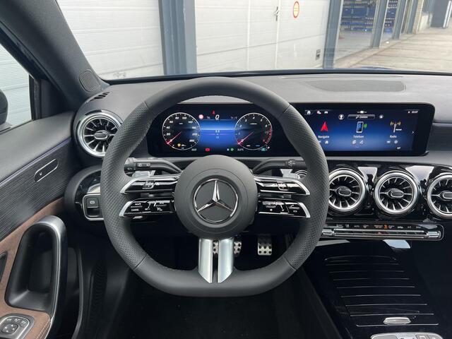 Mercedes-Benz A-KLASSE 180 Star Edition AMG LIMITED | Bruin Interieur | Night Pakket | Panoramadak | MULTIBEAM LED Koplampen | Apple CarPlay | Android Auto | Sierdelen Lindehout Zwart | Sfeerverlichting | Stoelverwarming | Achteruitrijcamera