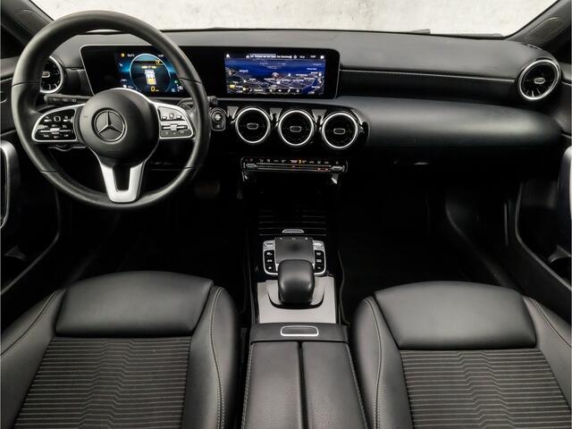 Mercedes-Benz A-KLASSE 200 Sport 164Pk Automaat (GROOT NAVI, CAMERA, LEDER, STOELVERWARMING, SPORTSTOELEN, CRUISE, PARKEERSENSOREN, NIEUWSTAAT)