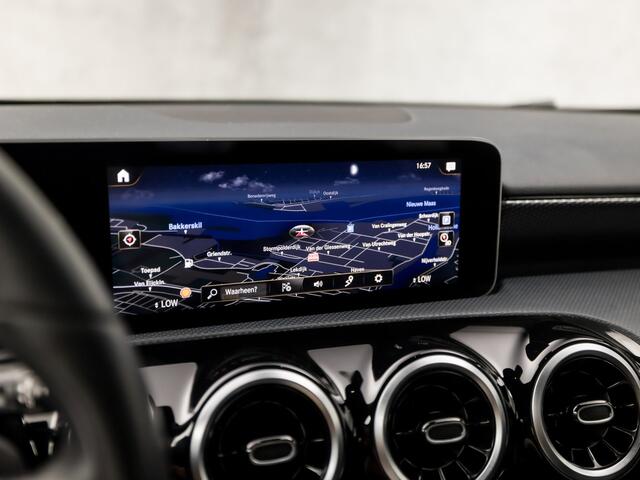 Mercedes-Benz A-KLASSE 200 Sport 164Pk Automaat (GROOT NAVI, CAMERA, LEDER, STOELVERWARMING, SPORTSTOELEN, CRUISE, PARKEERSENSOREN, NIEUWSTAAT)