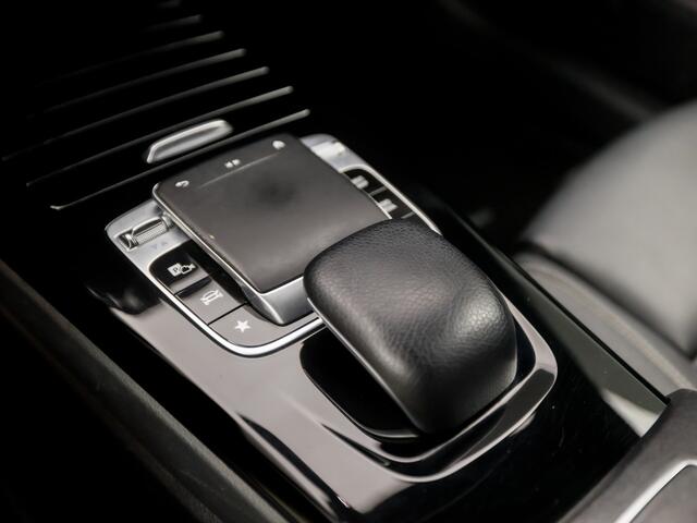 Mercedes-Benz A-KLASSE 200 Sport 164Pk Automaat (GROOT NAVI, CAMERA, LEDER, STOELVERWARMING, SPORTSTOELEN, CRUISE, PARKEERSENSOREN, NIEUWSTAAT)