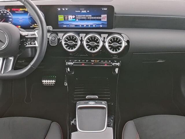 Mercedes-Benz A-KLASSE 250 e AMG Face Lift Plug-In Hybride AMG Line Advanced Plus | Night Pakket | 19 Inch AMG velgen | Stoel en Stuurverwarming. Inclusief 24 maanden MB Certified garantie voor Europa.