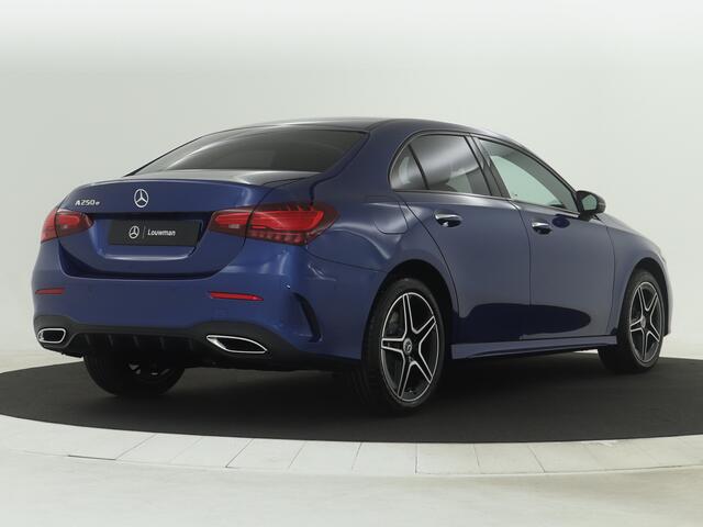 Mercedes-Benz A-KLASSE 250 e AMG NIghtpakket | Distronic | Keyless Go | Dode Hoek Ass | Sfeerverlichting | Alarm | Parkeerpakket met Camera | Inclusief 24 maanden Mercedes-Benz Certified garantie voor Europa.