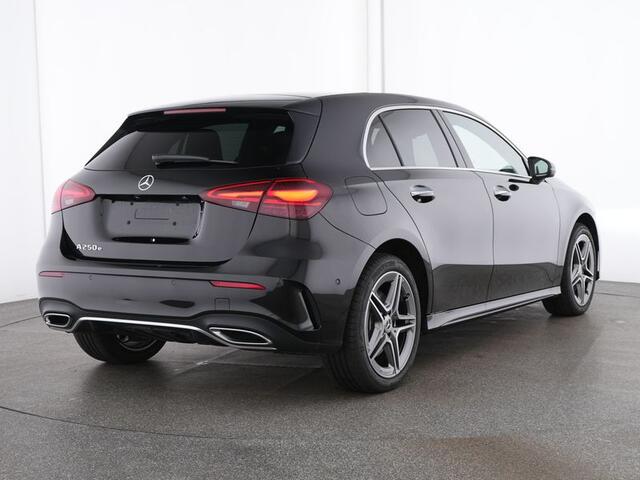 Mercedes-Benz A-KLASSE 250 e AMG Face Lift Plug-In Hybride | AMG Line | Night Pakket | Trekhaak | Lederen Bekleding | Panorama Schuif-Kanteldak | Sfeerverlichting | Inclusief 24 maanden MB Certified garantie voor Europa.