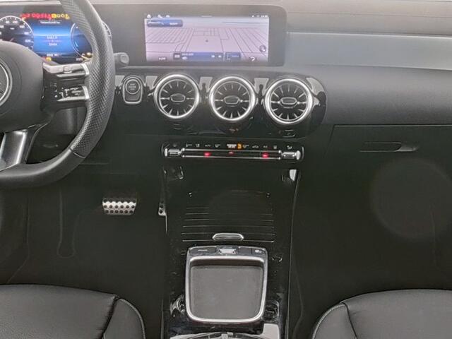 Mercedes-Benz A-KLASSE 250 e AMG Face Lift Plug-In Hybride | AMG Line | Night Pakket | Trekhaak | Lederen Bekleding | Panorama Schuif-Kanteldak | Sfeerverlichting | Inclusief 24 maanden MB Certified garantie voor Europa.