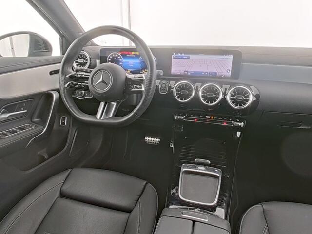 Mercedes-Benz A-KLASSE 250 e AMG Face Lift Plug-In Hybride | AMG Line | Night Pakket | Trekhaak | Lederen Bekleding | Panorama Schuif-Kanteldak | Sfeerverlichting | Inclusief 24 maanden MB Certified garantie voor Europa.