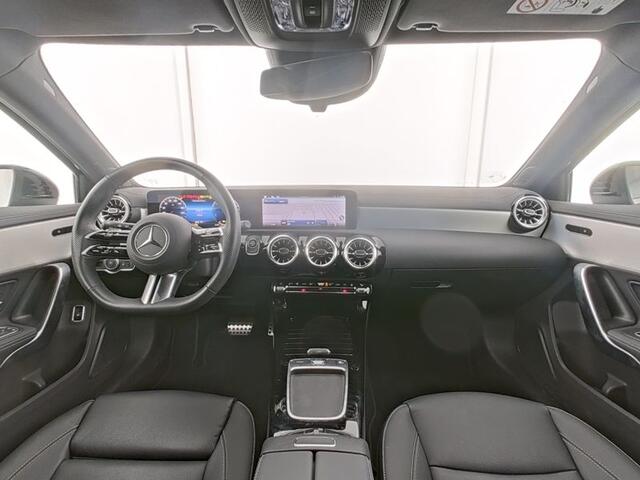 Mercedes-Benz A-KLASSE 250 e AMG Face Lift Plug-In Hybride | AMG Line | Night Pakket | Trekhaak | Lederen Bekleding | Panorama Schuif-Kanteldak | Sfeerverlichting | Inclusief 24 maanden MB Certified garantie voor Europa.