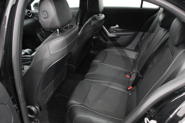 Mercedes-Benz A-KLASSE 200 Progressive | Navigatie | Climate Control | Lane Assist | Camera | Trekhaak | DAB | LED | Verkeersbord Herkenning |