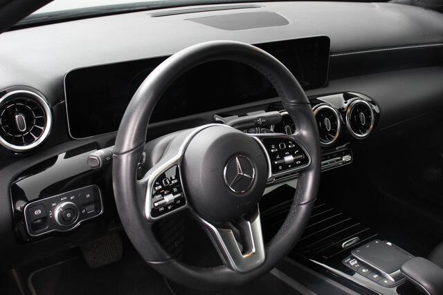 Mercedes-Benz A-KLASSE 200 Progressive | Navigatie | Climate Control | Lane Assist | Camera | Trekhaak | DAB | LED | Verkeersbord Herkenning |