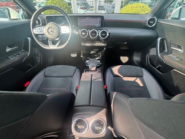 Mercedes-Benz A-KLASSE 200 Business Solution AMG l MBUX l LED High Performance l Camera l Smartphone integratie pakket l Licht en Zicht pakket l Airco l Deelbare Achterbank l PTS l Airconditioning l Spiegel pakket l