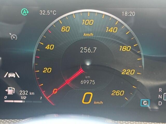 Mercedes-Benz A-KLASSE 200 Business Solution AMG l MBUX l LED High Performance l Camera l Smartphone integratie pakket l Licht en Zicht pakket l Airco l Deelbare Achterbank l PTS l Airconditioning l Spiegel pakket l