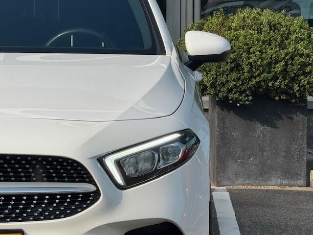 Mercedes-Benz A-KLASSE 200 Business Solution AMG l MBUX l LED High Performance l Camera l Smartphone integratie pakket l Licht en Zicht pakket l Airco l Deelbare Achterbank l PTS l Airconditioning l Spiegel pakket l