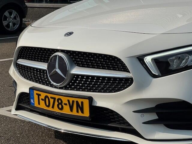 Mercedes-Benz A-KLASSE 200 Business Solution AMG l MBUX l LED High Performance l Camera l Smartphone integratie pakket l Licht en Zicht pakket l Airco l Deelbare Achterbank l PTS l Airconditioning l Spiegel pakket l