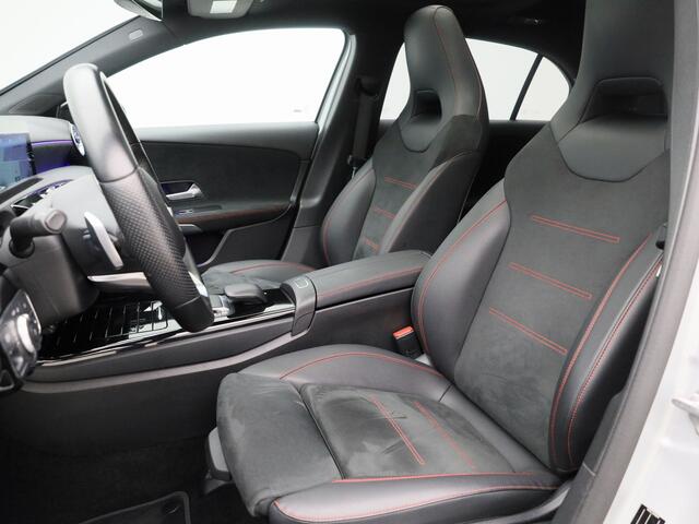 Mercedes-Benz A-KLASSE 180 AMG Line | PANO | CAMERA | KEYLESS | SFEERVERLICHTING | STOELVERW.