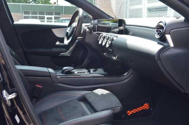 Mercedes-Benz A-KLASSE 180 Solution AMG | AUT - CAMERA - NAVI