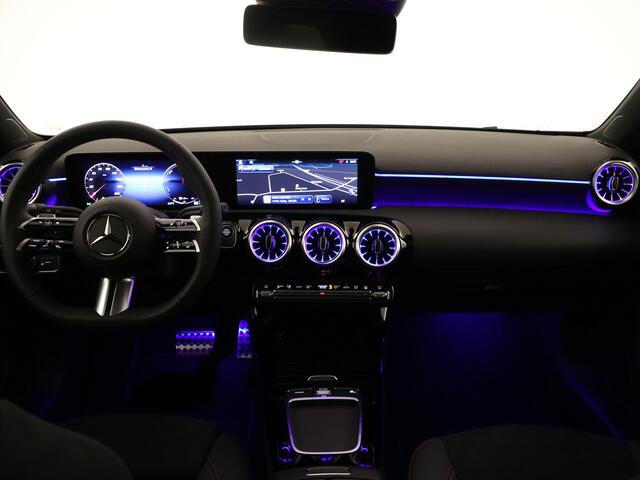 Mercedes-Benz A-KLASSE 250 e Star Edition AMG Line Plus | Nightpakket | Antidiefstalpakket URBAN GUARD PLUS | Dodehoekassistent | Extra USB-poorten | Parkeerpakket met achteruitrijcamera | KEYLESS GO |