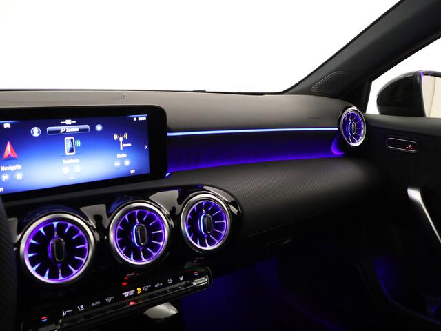 Mercedes-Benz A-KLASSE 250 e Star Edition AMG Line Plus | Nightpakket | Antidiefstalpakket URBAN GUARD PLUS | Dodehoekassistent | Extra USB-poorten | Parkeerpakket met achteruitrijcamera | KEYLESS GO |