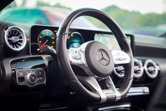 Mercedes-Benz A-KLASSE AMG 35 4MATIC Edition 1 / Pano / Adaptive Cruise / Burmester