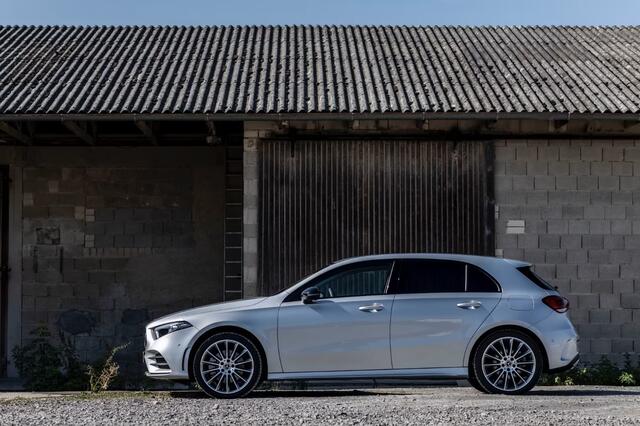 Mercedes-Benz A-KLASSE 250 e AMG ** LED, MBUX+, 19-inch LMV, ADAPT. CRUISE, NIGHT PAKKET ** 1e EIG - UNFALLFREI - JUNGE STERNE ** ** INFORMEER OOK NAAR ONZE AANTREKKELIJKE FINANCIAL-LEASE TARIEVEN **