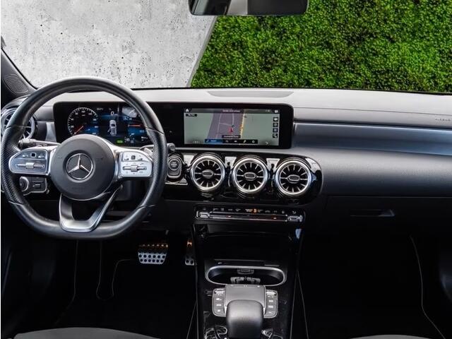 Mercedes-Benz A-KLASSE 250 e AMG ** LED, MBUX+, 19-inch LMV, ADAPT. CRUISE, NIGHT PAKKET ** 1e EIG - UNFALLFREI - JUNGE STERNE ** ** INFORMEER OOK NAAR ONZE AANTREKKELIJKE FINANCIAL-LEASE TARIEVEN **