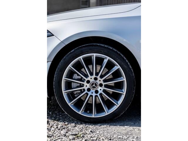 Mercedes-Benz A-KLASSE 250 e AMG ** LED, MBUX+, 19-inch LMV, ADAPT. CRUISE, NIGHT PAKKET ** 1e EIG - UNFALLFREI - JUNGE STERNE ** ** INFORMEER OOK NAAR ONZE AANTREKKELIJKE FINANCIAL-LEASE TARIEVEN **