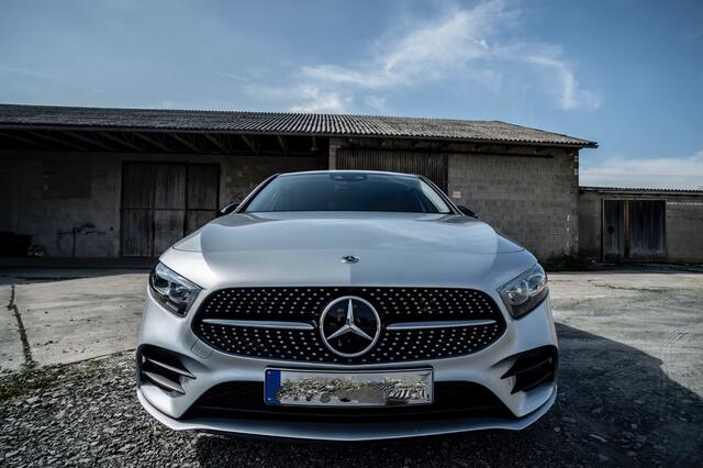 Mercedes-Benz A-KLASSE 250 e AMG ** LED, MBUX+, 19-inch LMV, ADAPT. CRUISE, NIGHT PAKKET ** 1e EIG - UNFALLFREI - JUNGE STERNE ** ** INFORMEER OOK NAAR ONZE AANTREKKELIJKE FINANCIAL-LEASE TARIEVEN **