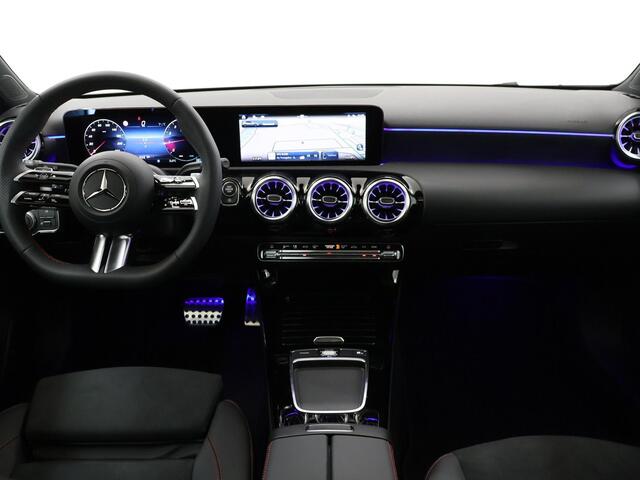 Mercedes-Benz A-KLASSE 180 AMG Line | Panoramadak | Wide Screen | Sfeerverlichting | Sportstoelen | Camera | DAB | Climate Control | Navigatie | Stoelverwarming | Dodehoek detectie | Multibeam LED |