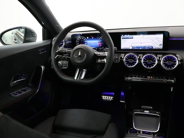 Mercedes-Benz A-KLASSE 180 AMG Line | Panoramadak | Wide Screen | Sfeerverlichting | Sportstoelen | Camera | DAB | Climate Control | Navigatie | Stoelverwarming | Dodehoek detectie | Multibeam LED |