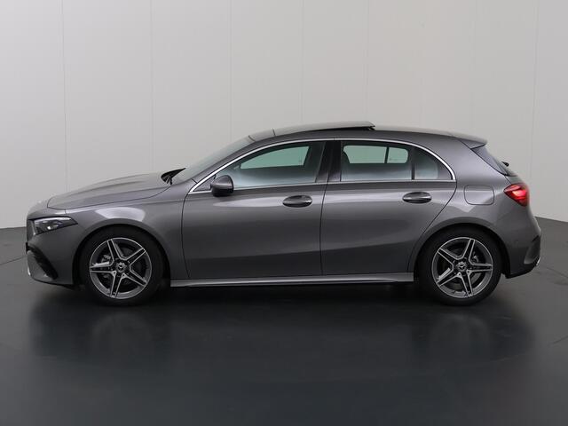 Mercedes-Benz A-KLASSE 180 AMG Line | Panoramadak | Wide Screen | Sfeerverlichting | Sportstoelen | Camera | DAB | Climate Control | Navigatie | Stoelverwarming | Dodehoek detectie | Multibeam LED |
