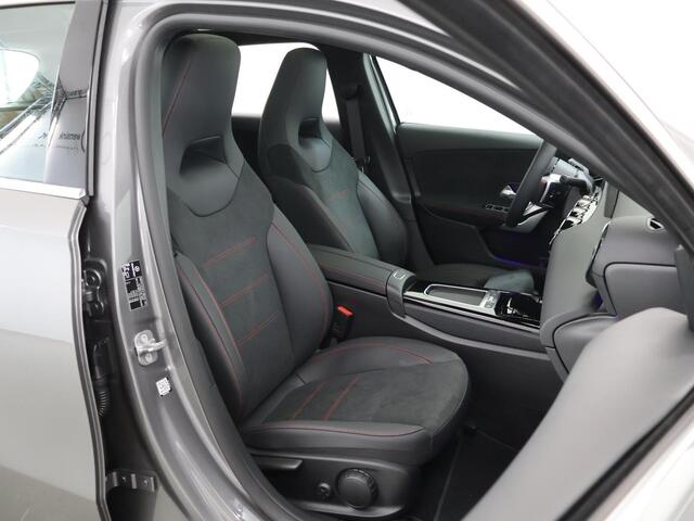 Mercedes-Benz A-KLASSE 180 AMG Line | Panoramadak | Wide Screen | Sfeerverlichting | Sportstoelen | Camera | DAB | Climate Control | Navigatie | Stoelverwarming | Dodehoek detectie | Multibeam LED |