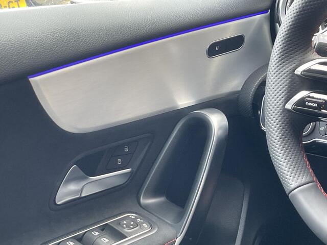 Mercedes-Benz A-KLASSE 180 Star Edition AMG Line | Winterpakket | 19 inch Multispaaks AMG Velgen | Panoramadak | Dodehoekassistent | MULTIBEAM LED koplampen | Stoelverwarming | Stuurverwarming |