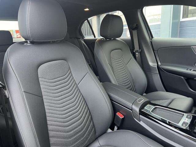 Mercedes-Benz A-KLASSE 180 Star Edition Luxury Line | Panoramadak | Apple CarPlay | Android Auto | Sfeerverlichting | Stoelverwarming | Achteruitrijcamera | Parkeersensoren | Elektrisch Inklapbare Buitenspiegels