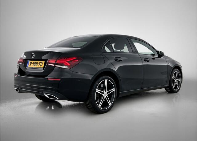 Mercedes-Benz A-KLASSE 250 e Premium Plus | 5 spaaks lichtmetalen velgen | MBUX wide screen | Navigatie | Parking support | Camera achter | Inclusief 24 maanden Mercedes-Benz Certified garantie voor Europa.